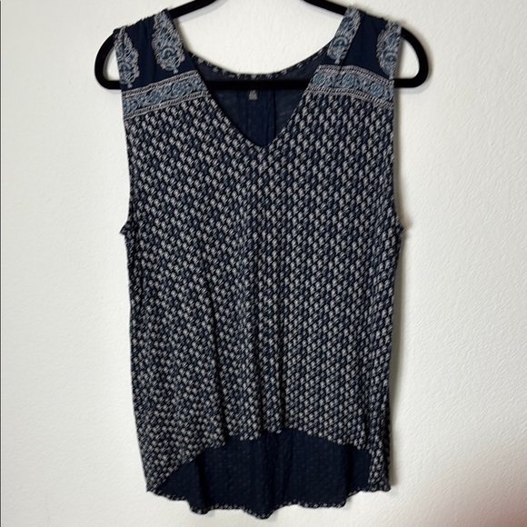 Lucky Brand Tops - Lucky Brand Navy and White Patterned Top sleeveless V neck High Low Soft